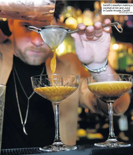  ?? PETER BOLTER ?? Gareth Llewellyn making a cocktail at Gin and Juice in Castle Arcade, Cardiff