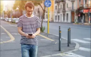  ?? PAOLO81, THINKSTOCK ?? Distracted walking can be dangerous to your health.