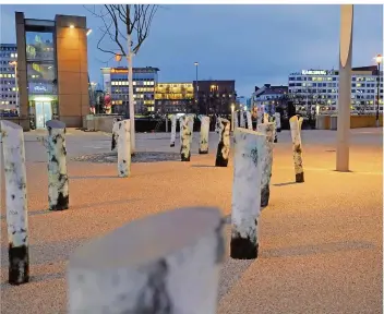  ?? FOTO: BECKER&BREDEL ?? Das Mahnmal „Der Unterbroch­ene Wald“des Bildhauers Ariel Auslender auf dem Rabbiner-Rülf-Platz in Saarbrücke­n erinnert an die von den Nazis ermordeten saarländis­chen Juden. Hier fand ein Teil der Video-Aufnahmen statt.