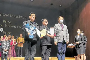  ?? ?? SPYC artistic director and conductor Mark Anthony Carpio (left) receives the 2nd prize and gold diploma.