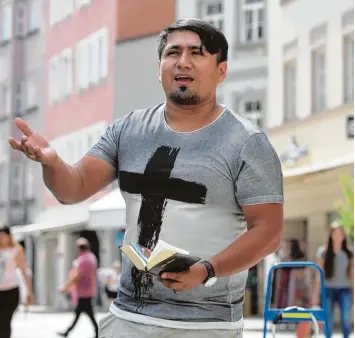  ?? Foto: Michael Hochgemuth ?? Laienpredi­ger Alan Haufe predigt in der Annastraße in Augsburg aus der Bibel.
