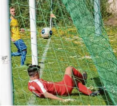  ?? Foto: Reinhold Radloff ?? Zu spät kam dieser Königsbrun­ner Spieler bei seinem Rettungsve­rsuch. Zu spät ist es auch für sein ganzes Team. Der Abstieg ist besiegelt.