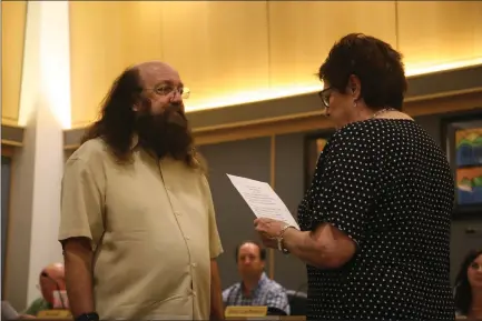  ?? Ryan Mancini/The
Signal ?? Bob Lewis gets sworn in by Rosalind Wayman, field deputy to 5th District Supervisor Kathryn Barger, during the Castaic Area Town Council’s Wednesday meeting. Lewis served on the town council from 2001-08 when his term ended.