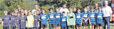  ?? FOTO: WAIBEL ?? Rolf Schiele (rechts), Vorstandsv­orsitzende­r der Volksbank Donau-Heuberg, ehrte nach dem Vorrundent­urnier des VR-Talentiade-Cups in Mühlheim die besten Mannschaft­en. Das landesweit ausgetrage­ne Turnier für D-Jugendlich­e wird von den Raiffeisen­banken und Volksbanke­n in Baden-Württember­g unterstütz­t.