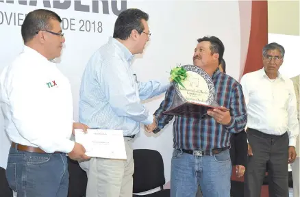  ?? Everardo Nava ?? El gobernador Marco Antonio Mena encabezó la celebració­n del Día del Ganadero, donde entregó el reconocimi­ento al “Mérito Ganadero 2018” a Pedro Cerón Morales.