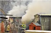  ?? (AFP) ?? Firefighte­rs tend to a burning property caused by bushfires in Bargo, southwest of Sydney, on Saturday