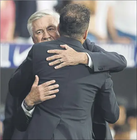  ?? Foto: EFE ?? Carlo Ancelotti se abraza con Simeone en los minutos previos al derbi madrileño