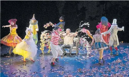  ?? LUCA DEL PIA ?? El actor y director Pippo Delbono en una escena de La Gioia, entre las bellas composicio­nes florales de Thierry Boutemy.