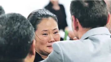  ?? FOTO: AFP ?? Keiko Fujimori despidiénd­ose de su esposo tras escuchar la sentencia del juez.