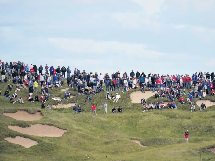  ?? Bild: Ashley Landis ?? Även träningen inför Ryder Cup lockar storpublik.Här vid 10:e hålet.