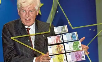  ?? Foto (Archiv): Oliver Berg, dpa ?? Der Niederländ­er Wim Duisenberg war der erste Präsident der Europäisch­en Zentralban­k. Zur Einführung des Euro versprach er, die EZB werde dafür sorgen, dass die Währung stabil bleibt.