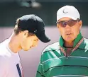  ??  ?? FRUSTRATED A downcast Murray with his coach Ivan Lendl yesterday