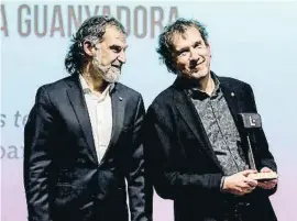  ?? ÀLEX GARCIA ?? Jordi Cuixart y Joan-Lluís Lluís, ya con el galardón