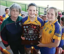  ??  ?? Kitty Morley (Camogie Associatio­n) presents the trophy to winning joint captains Shannagh Goetelen and Sheenagh Byrne.