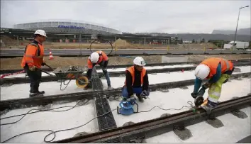  ?? (Photo Sébastien Botella) ?? Les rails sont posés à  %. Et l’effort est continu. Un chantier qui va bon tram...