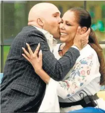  ?? MEDIASET ?? Kiko Rivera besa a su madre en el reality ‘GH Dúo’, de Telecinco.