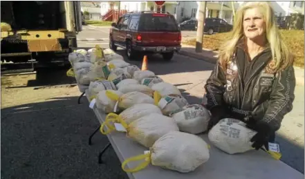  ?? FRAN MAYE — DIGITAL FIRST MEDIA ?? Dot Smrke prepares to hand out turkeys to needy families in southern Chester County Saturday morning.