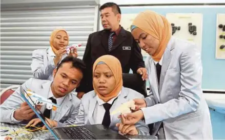  ?? FILE PIC ?? Students of SMK Sultanah Hajjah Kalsom, Kuantan, working on the design of a miniature F1 car for the F1 in Schools World Finals 2017. Making students work on collaborat­ive projects helps them to develop innovative ideas.