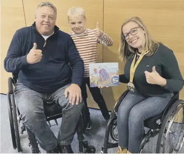  ?? ?? PARALYMPIC HERO: Brian Abram and his grandson with Hannah Cockroft.