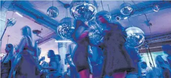  ?? FOTO: FELIX KÄSTLE/DPA ?? Dutzende Menschen tanzen zur Musik im Club Kantine in Ravensburg. Da in Diskotheke­n die 3G-regel durch einen verpflicht­enden PCR-TEST verschärft ist, könnte hier unter Umständen die Maskenpfli­cht wegfallen.