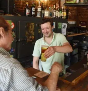  ?? FOTO JAN VAN DER PERRE ?? Joeri tapt nog tot vrijdag pintjes in Den Buvee. Daarna is het tijd voor iets anders.