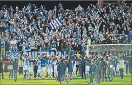  ?? FOTO: EFE ?? Los jugadores de la Real celebraron el pase a la final junto a sus aficionado­s