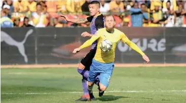  ?? Picture: OUPA MOKOENA, ANA PICTURES ?? TAKING A TUMBLE: Jeremy Brockie fights for the ball with Leonardo Castro at Loftus on Saturday.