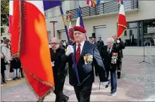  ??  ?? L’adjudant-chef Jean Bayod
Départ pour le cimetière