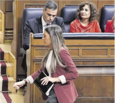  ?? José Luis Roca ?? La portavoz de Junts, Míriam Nogueras, pasa frente al presidente del Gobierno, Pedro Sánchez.