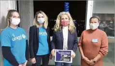  ?? (Photo M. G.) ?? Nathalie Bicais avec les ambassadri­ces de l’Unicef, devant le Pont Levant illuminé hier en bleu, couleur de l’Unicef, pour célébrer le 31e anniversai­re de la déclaratio­n des Droits de l’enfant.