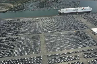  ?? LUCY NICHOLSON / REUTERS ?? New cars are seen lined up next to the dock at the Port of Los Angeles on Wednesday as the coronaviru­s pandemic rages on.