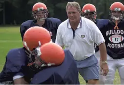  ?? GARY C. KNAPP/STAFF FILE ?? Tom York, center, who died last week, runs his 2001 Norfolk Academy team through blocking and turning drills. He later coached at Hampton Roads Academy.