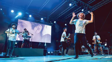  ??  ?? Sul palco Lo Statp Sociale in concerto: oggi si esibiscono all’home Festival