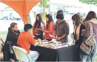  ??  ?? FUERON CERCA DE UNA DECENA las institucio­nes que mostraron sus distintas ofertas a los jóvenes de Mulchén.