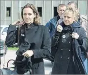  ?? ANADOLU AGENCY / GETTY ?? Angelina Jolie y Arminka Helic en Srebrenika