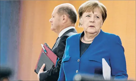  ?? POOL / EFE ?? La canciller Angela Merkel, con su ministro de Finanzas, Olaf Scholz, del SPD