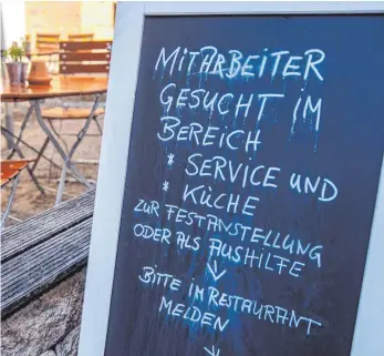  ?? SYMBOLFOTO: JENS BÜTTNER/DPA ?? Die Gastronomi­e ist durch den langen Lockdown mit Kurzarbeit ohnehin schon gebeutelt, weil sich viele Mitarbeite­r einen anderen Job gesucht haben. Wenn dann noch Omikron unter den verblieben­en Kellnern und Köchen zuschlägt, gehen manche Wirte lieber in Betriebsfe­rien.