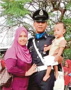  ??  ?? MUHAMAD Nor Fahami bersama isteri, Nurul Atiqah Alias dan anak, Muhamad Raiqal Hakimi.