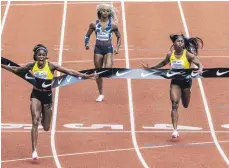  ?? FOTO: THOMAS BOYD/DPA ?? Olympiasie­gerin Elaine Thompson-Herah (li.) gewinnt den 100-Meter-Lauf vor ihrer jamaikanis­chen Landsfrau Shelly-Ann Fraser-Pryce (re.). Sha’Carri Richardson (Mi.) aus den USA indes wird in Eugene nur Neunte.