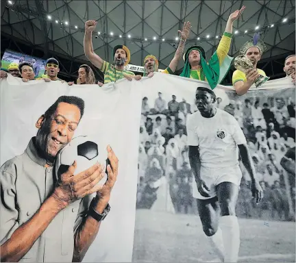  ?? ?? Admiración. Los hinchas brasileños han exhibido pancartas de Pelé en todos los tres partidos de la fase de grupos. `O rei' siempre acompaña a la `canarinha'.