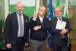  ?? Confronto ?? Il presidente Stefano Bonaccini, il sottosegre­tario alle Politiche regionali Gian Claudio Bressa e il governator­e Roberto Maroni ieri in Regione