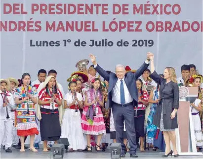  ??  ?? CELEBRACIÓ­N. El presidente Andrés Manuel López Obrador y su esposa Beatriz Gutiérrez, ayer en el Zócalo capitalino.