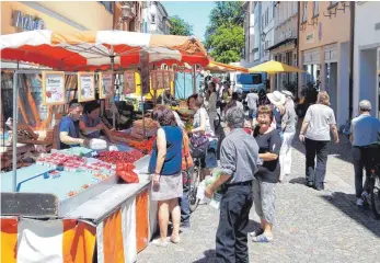  ??  ?? Bei bestem Wetter kann man hier einkaufen oder einfach das Gewusel eines Markttages genießen.