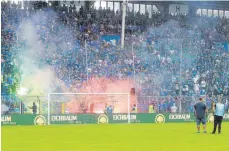  ?? FOTO: DPA ?? Im Relegation­srückspiel gegen den KFC Uerdingen brannten Fans des SV Waldhof Mannheim Pyrotechni­k auf den Rängen des Carl-Benz-Stadions ab. Gegen den darauf folgenden Punktabzug wehren sich die Mannheimer vor Gericht.