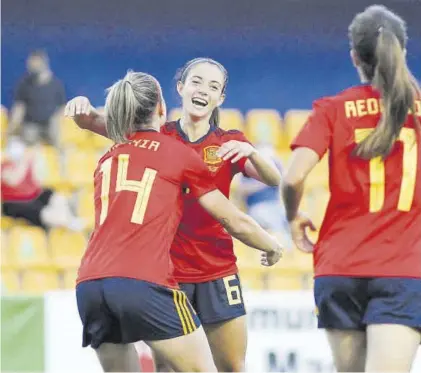  ?? EUROPA PRESS ?? Aitana Bonmatí festeja con Alexia Putellas un gol con España.