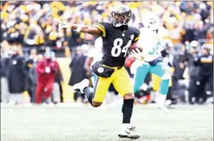  ?? ROB CARR/GETTY IMAGES/AFP ?? Antonio Brown of the Pittsburgh Steelers scores a touchdown in the first quarter against the Miami Dolphins on Sunday in Pittsburgh, Pennsylvan­ia.