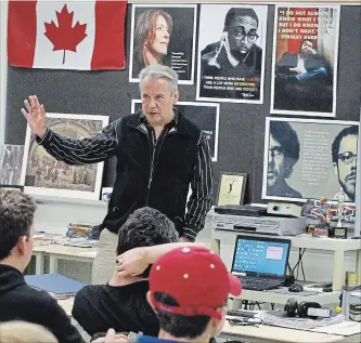  ?? CLIFFORD SKARSTEDT EXAMINER ?? Canadian playwright, author and journalist Drew Hayden Taylor talks to students in a Film Studies Class discussing screen writing and film on Tuesday at Adam Scott Collegiate. Taylor also addressed the school in an assembly focusing on Truth and Reconcilia­tion.