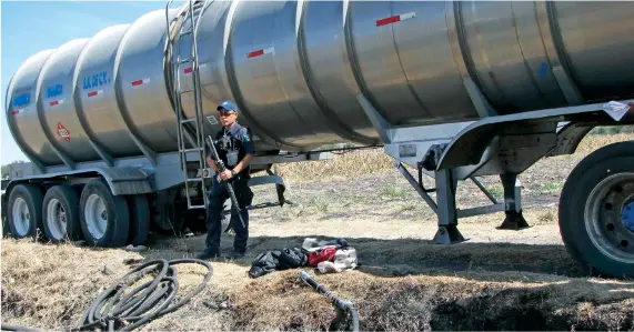  ??  ?? Las acciones contra el huachicole­o se han centrado en detener a personas mientras están operando alguna toma clandestin­a o los encuentran con combustibl­e robado, señalan especialis­tas.