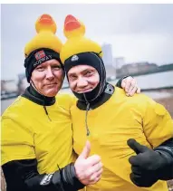  ??  ?? „Wenn man die Ente auf dem Kopf hat, sind die Hände frei“, finden Roland Schreiber (l.) und Dirk Hanke.