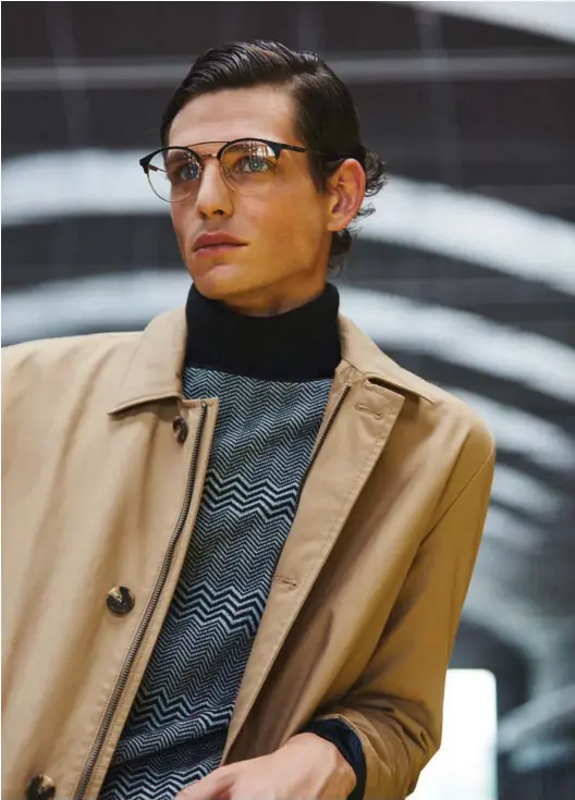  ??  ?? Gabardina, BROOKS BROTHERS. Jersey, ANTONY MORATO. Gafas, DSQUARED2.